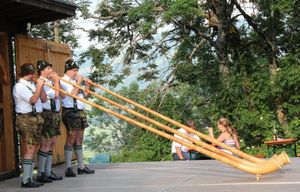traditional-clothing-of-swiss-festivals-e1656416457575.jpg